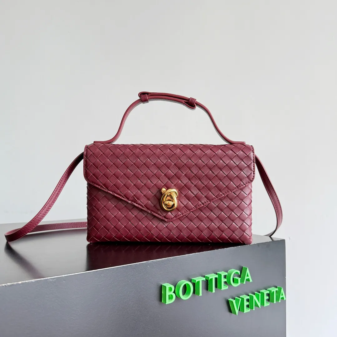 Batch 1660 BOTTEGA VENETA 2025 new product KNOT LOCK crossbody bag subverts the rigid lines of traditional tote bags, using drapey leather to create a three-dimensional silhouette that breathes. It has compartments and multiple card slots inside, making it a versatile commuter bag that can be used in various occasions. The details are full of exquisiteness, the casual retro color tone, and the upper body are full of elegance. Whether you are commuting or going out on the street, you can easily hold it. The two carrying methods of hand-carrying and long shoulder strap are very practical! At the same time, the shoulder strap is detachable, suitable for various dressing styles~ Whether it is a dinner party or daily commuting, it can be easily controlled and becomes your versatile tool❤️ Style number: 817191 Size: 25*16*5.5cm